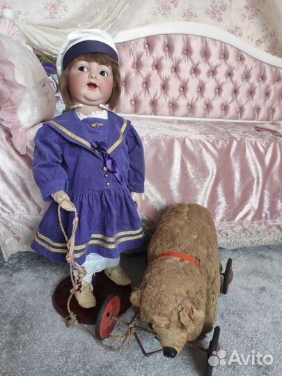 Мишка антикварный на тележке