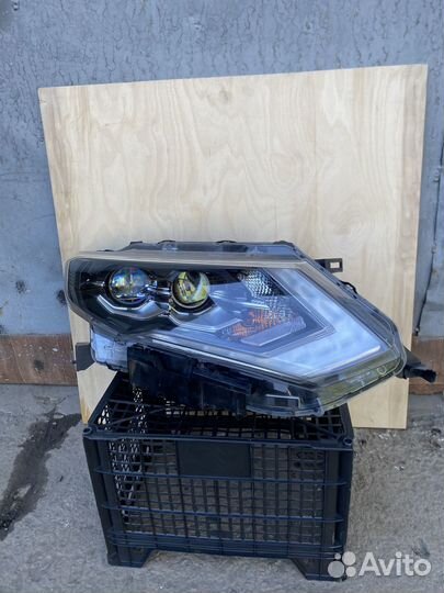 Фара правая LED Nissan X-Trail T32 рестайлинг