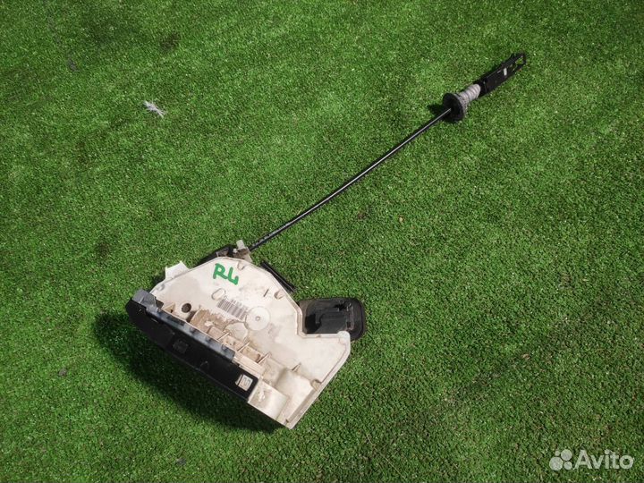 Замок двери задний левый Volkswagen Polo Sedan