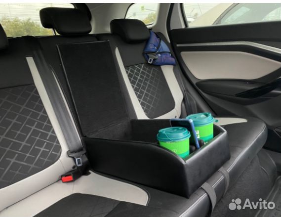 Подлокотник-бар задних сидений с подстаканниками