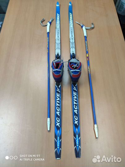 Лыжные ботинки с лыжами и палками