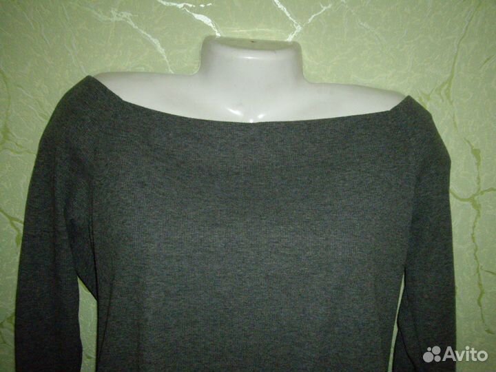 Серая с открытыми плечами