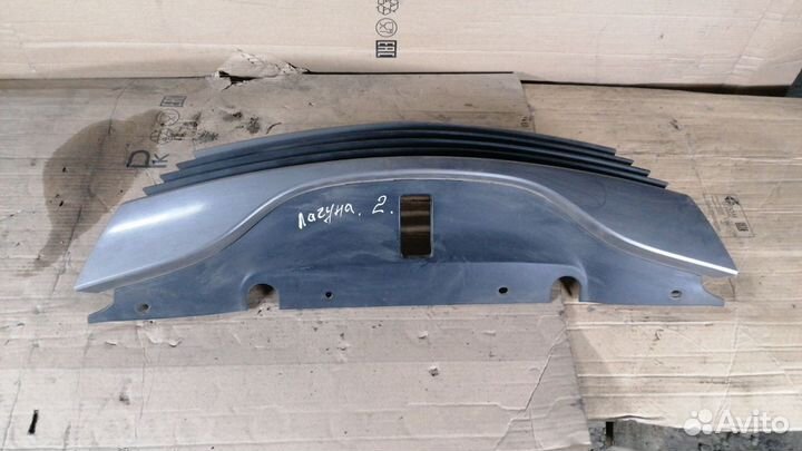 Решетка радиатора Рено Лагуна 2002г оригинал