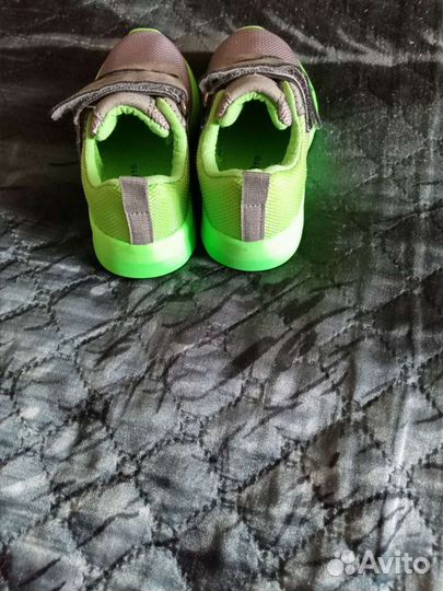 Кроссовки детские новые