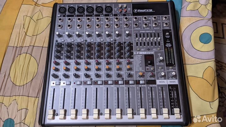 Микшерный пульт Mackie ProFX12