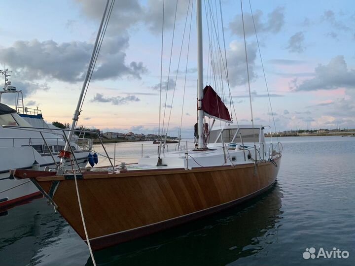 Парусно моторная яхта