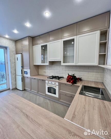 Угловая кухня под потолок на заказ