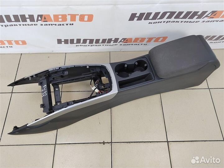 Консоль центральная audi A5 8T Подлокотник