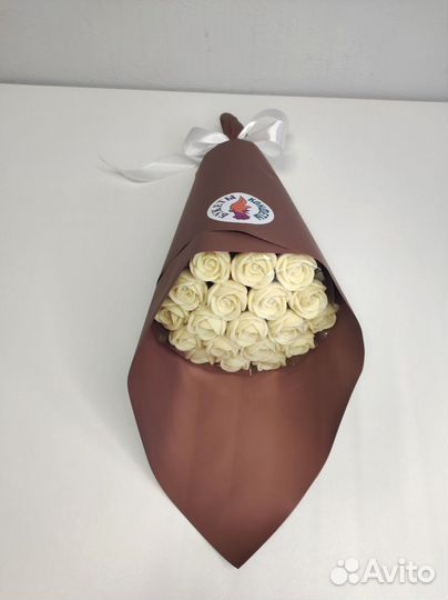 Букет из 19 Шоколадных Роз (Белый Шоколад)