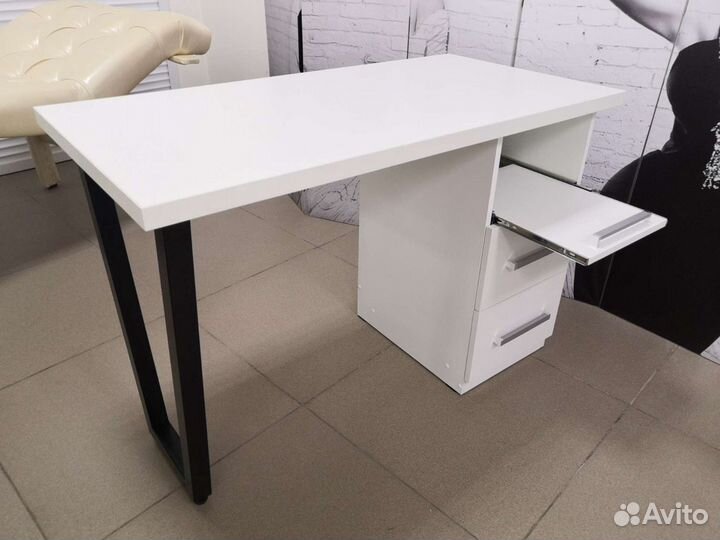 Маникюрный стол