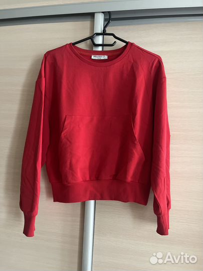 Свитшот красный с принтом на спине
