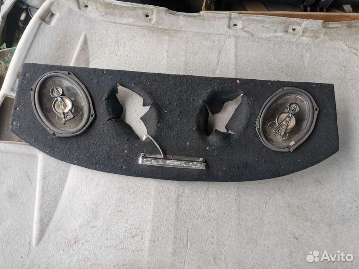 Полка деревянная с колонками priora