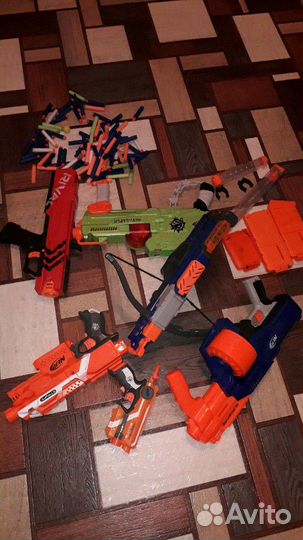 Нёрфы 6 шт + 3 магазина (два из них шариковые). К