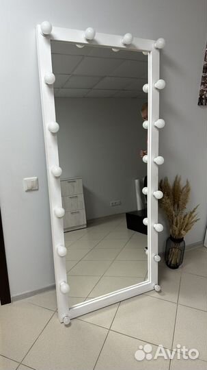 Гримерное зеркало с лампочками