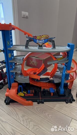 Hot wheels трек акула с лифтом