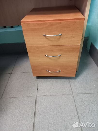 Офисная мебель бу столы тумбы