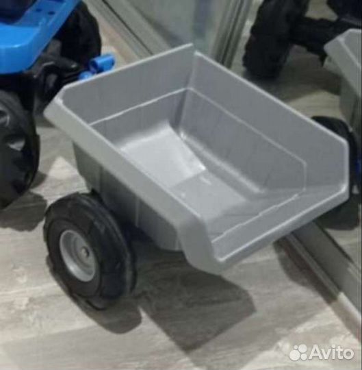 Синий трактор с прицепом