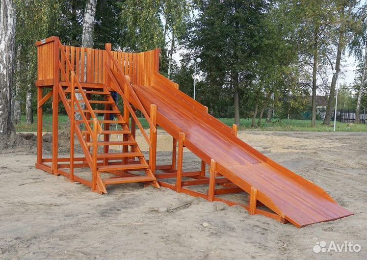 Зимняя деревянная горка 