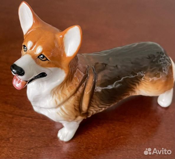 Фарфоровые статуэтки собаки породы вельш- корги