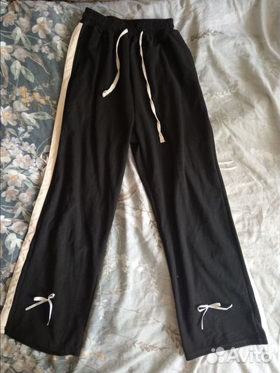 Штаны с лампасами широкие