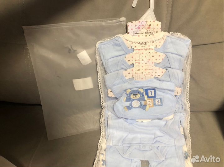 Комплект на выписку новый из 8 предметов