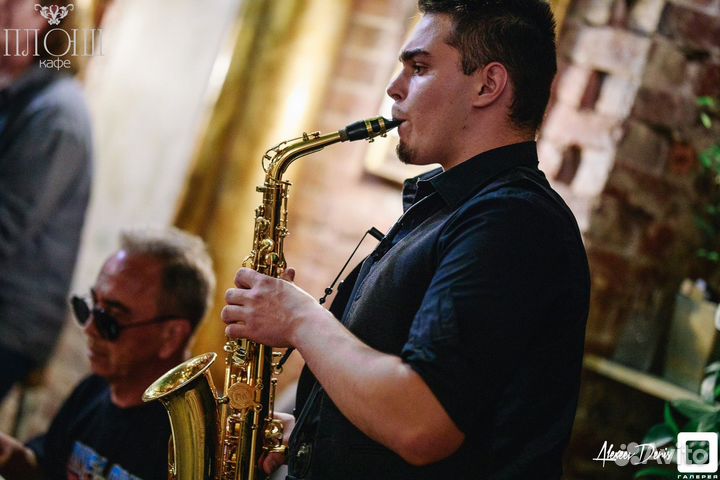 Саксофонист на праздник