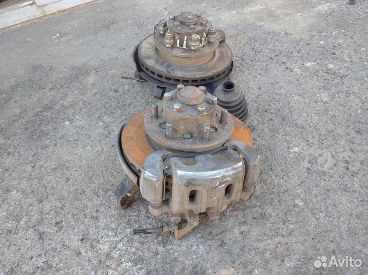 Ступица в сборе с тормозным суппортом