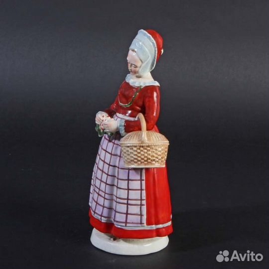 Статуэтка фарфор женщина Sitzendorf Германия 20