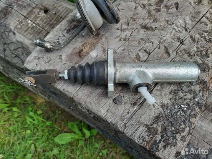 Главный цилиндр сцепления на Audi 100 C4