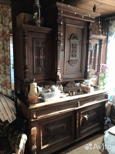 Старинный антикварный шкаф буфет