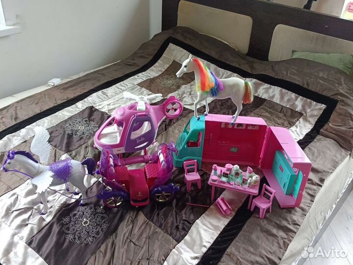 Фургон мороженого, карета с лошадью, вертолет