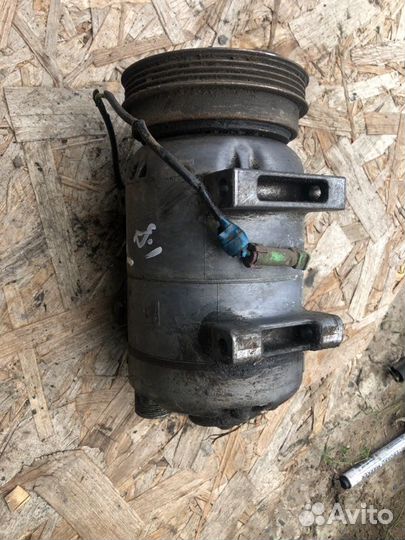 Компрессор кондиционера Volkswagen Passat APU 2000