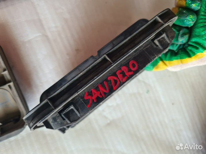 Решетка вентиляционная Renault Sandero 2011