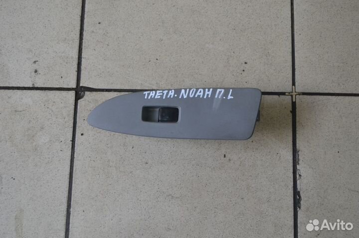 Кнопка стеклоподьемника передняя Toyota Noah R60