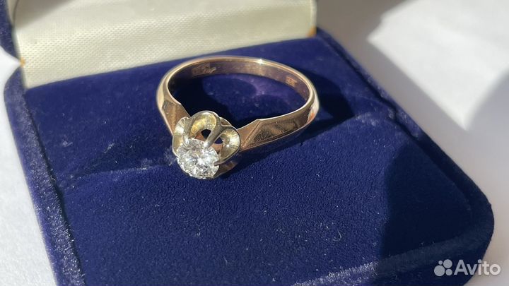 Золотое кольцо с бриллиантом