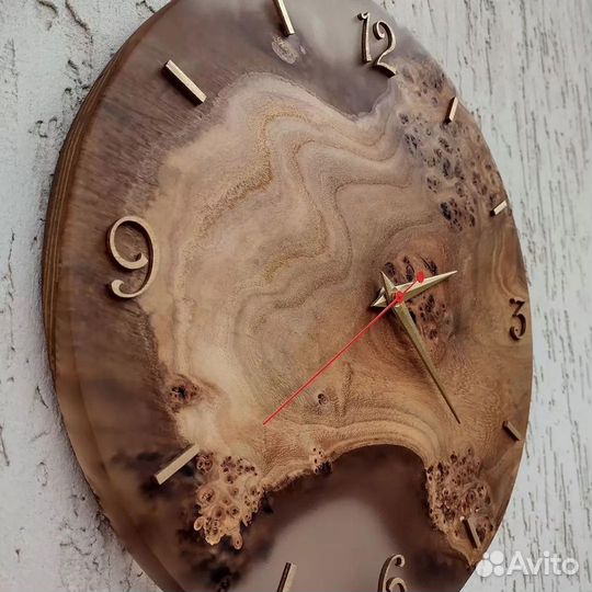 Часы из дерева и эпоксидной смолы