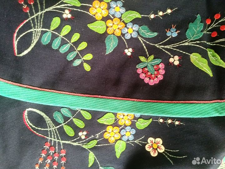 Старинный жилет с аппликацией