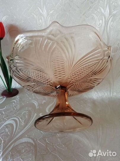 Большая ваза. фруктовница.на ножке.цветное стекло