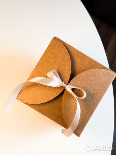 Подарочный пленочный нaбoр с памятным значком