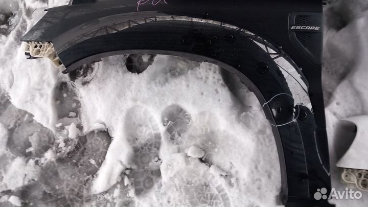 Escape тайванец 2007-2009 крыло левое