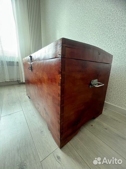 Старинный деревянный сундук