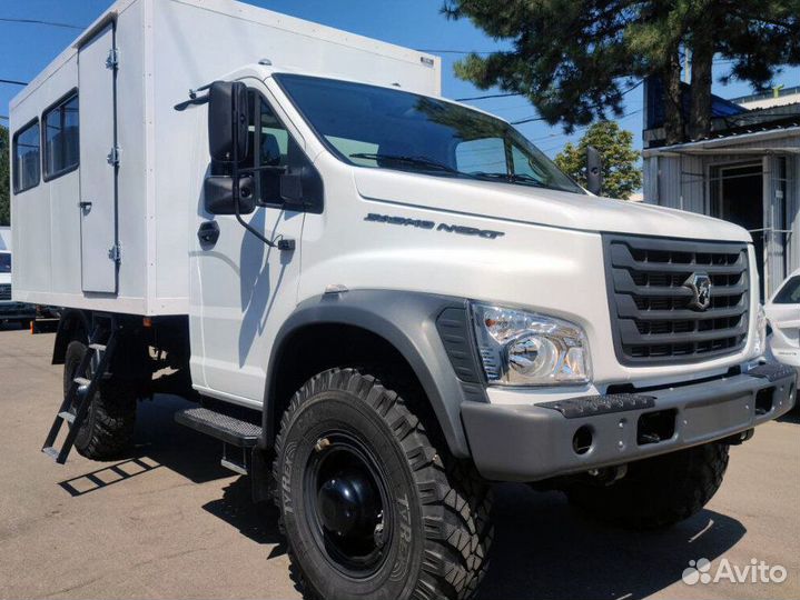 Водитель вахтового автобуса