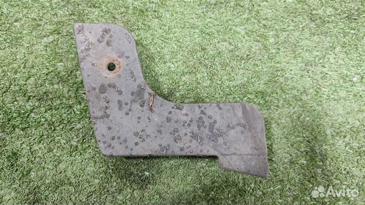 Брызговик порога правый Toyota Verso R2 2017