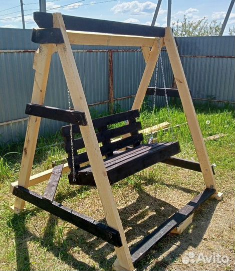 Садовая качеля из дерева