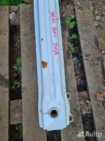 Усилитель бампера задний Skoda Yeti 2011