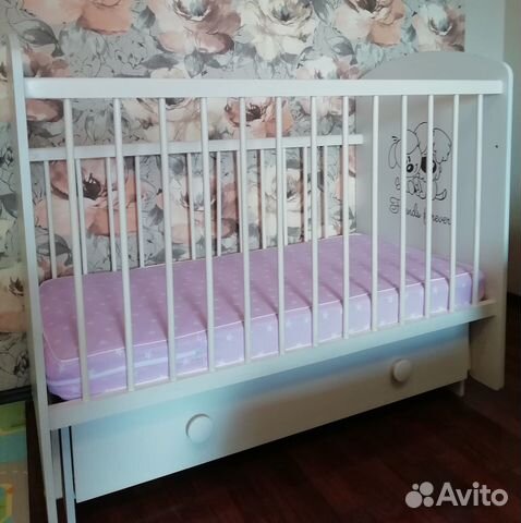 Детская кроватка с маятником и ящиком