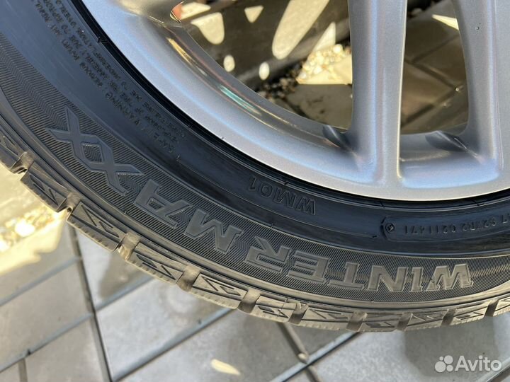 Dunlop SP Winter Maxx WM01 215/55 R17