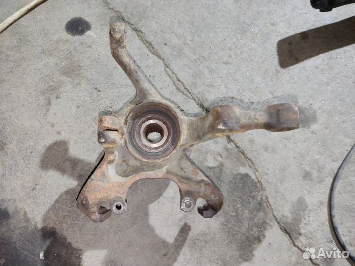 Кулак поворотный левый Volkswagen Golf 2 хетчбек