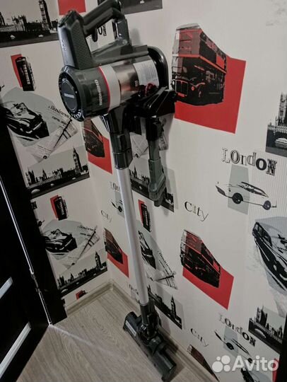 Пылесос вертикальный беспроводной Redmond RV-UR362