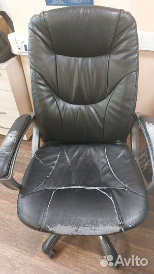 Кожаное офисное кресло б/у
